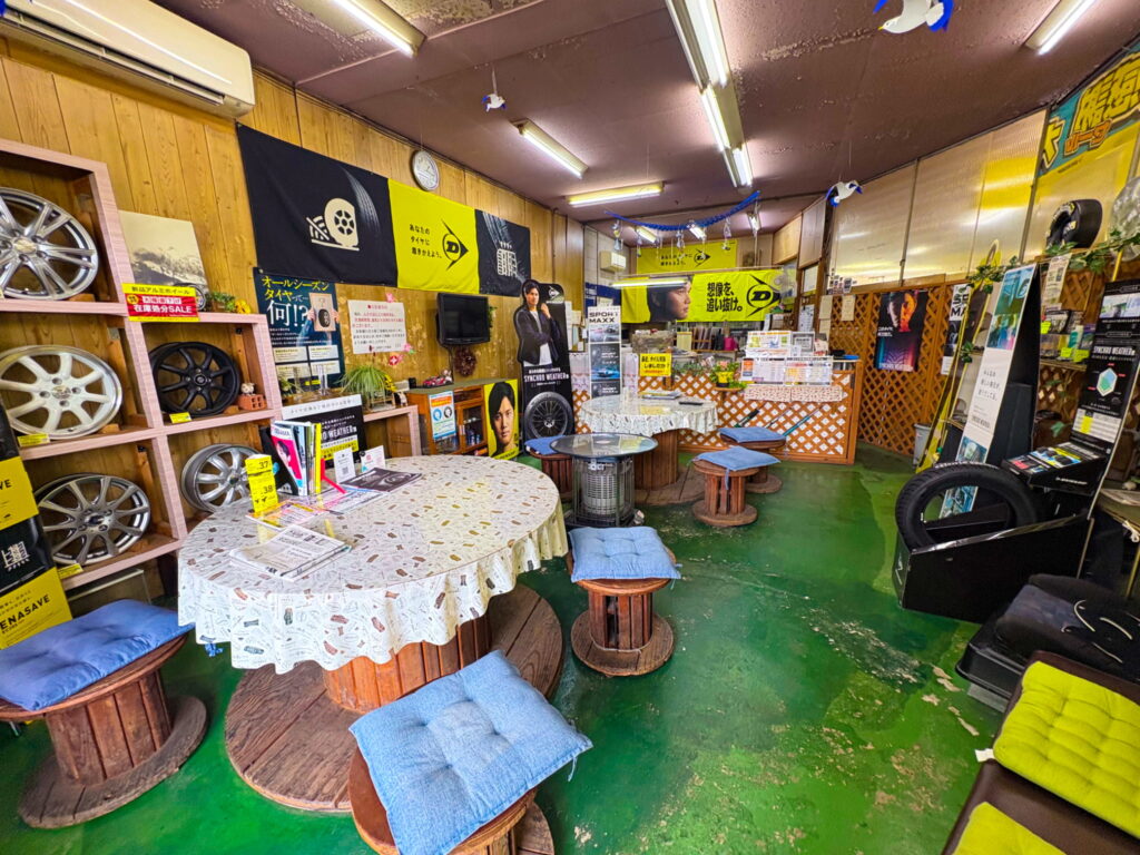 北奥タイヤの店内待合室